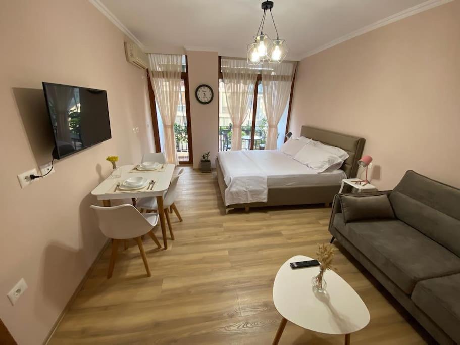 Mimosa'S Apartment With Lovely Balcony Tirana Esterno foto